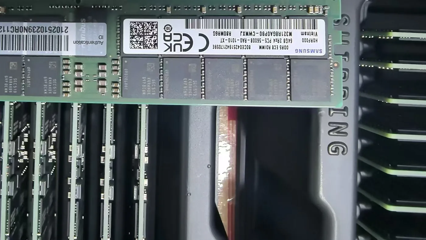 Samsung DDR5 RDIMM tray label and modules